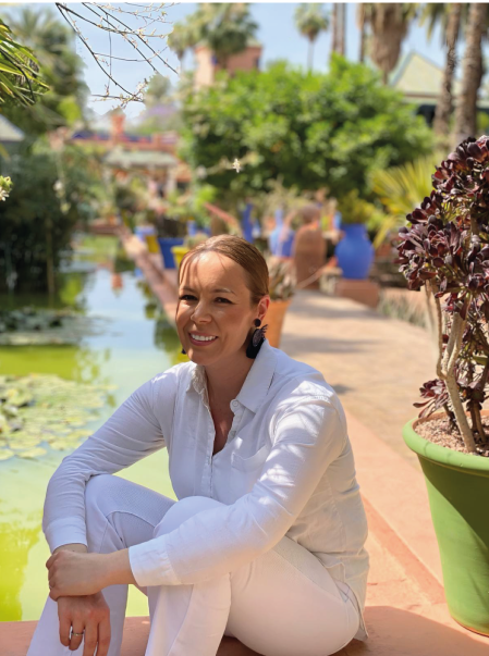 Paciente sonriente con fondo de plantas