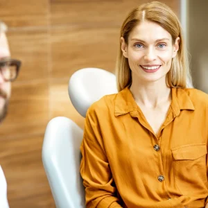 Mujer sonriente con terapeuta profesional